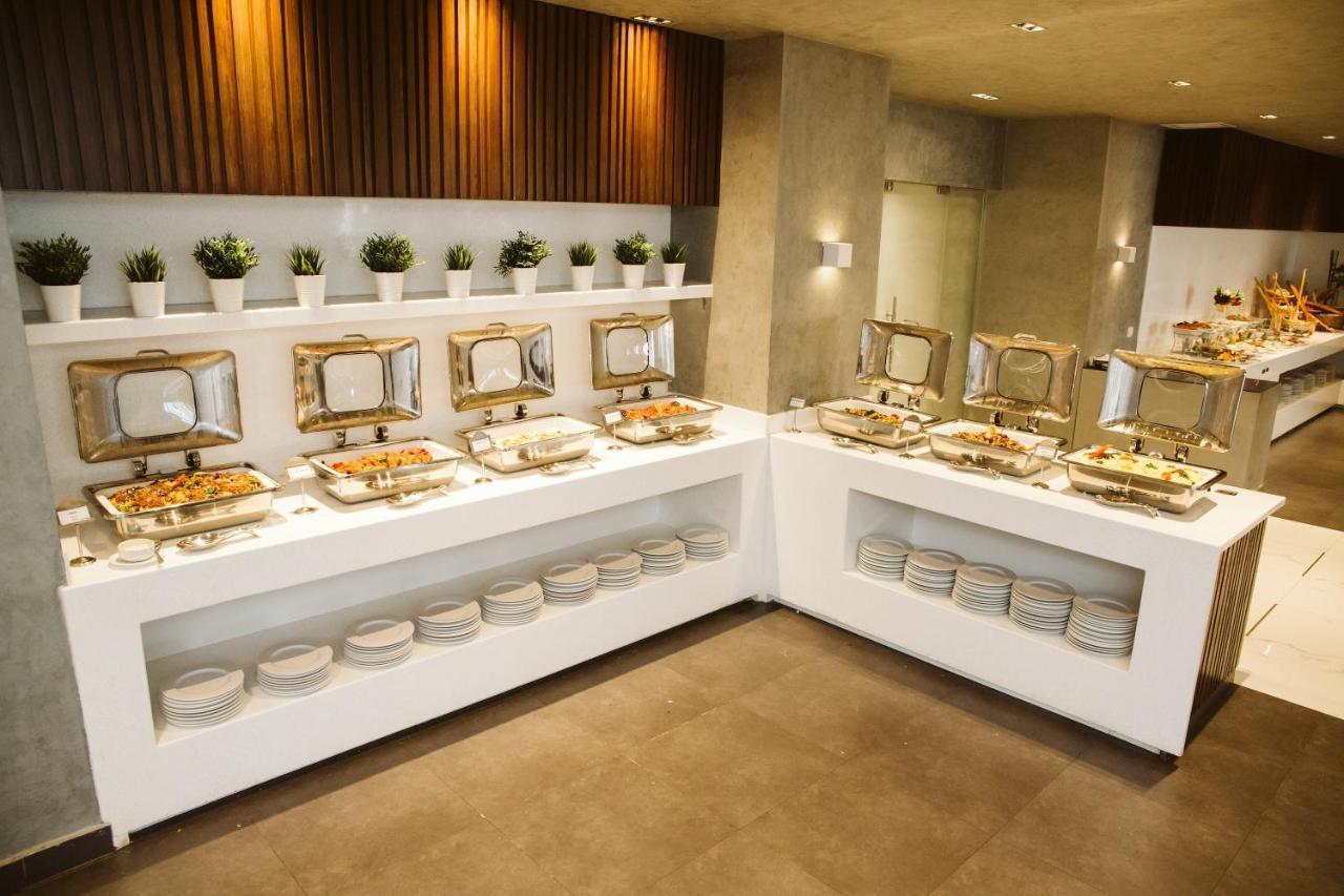 Pyramisa Suites Hotel Cairo Giza Ngoại thất bức ảnh Buffet at the hotel