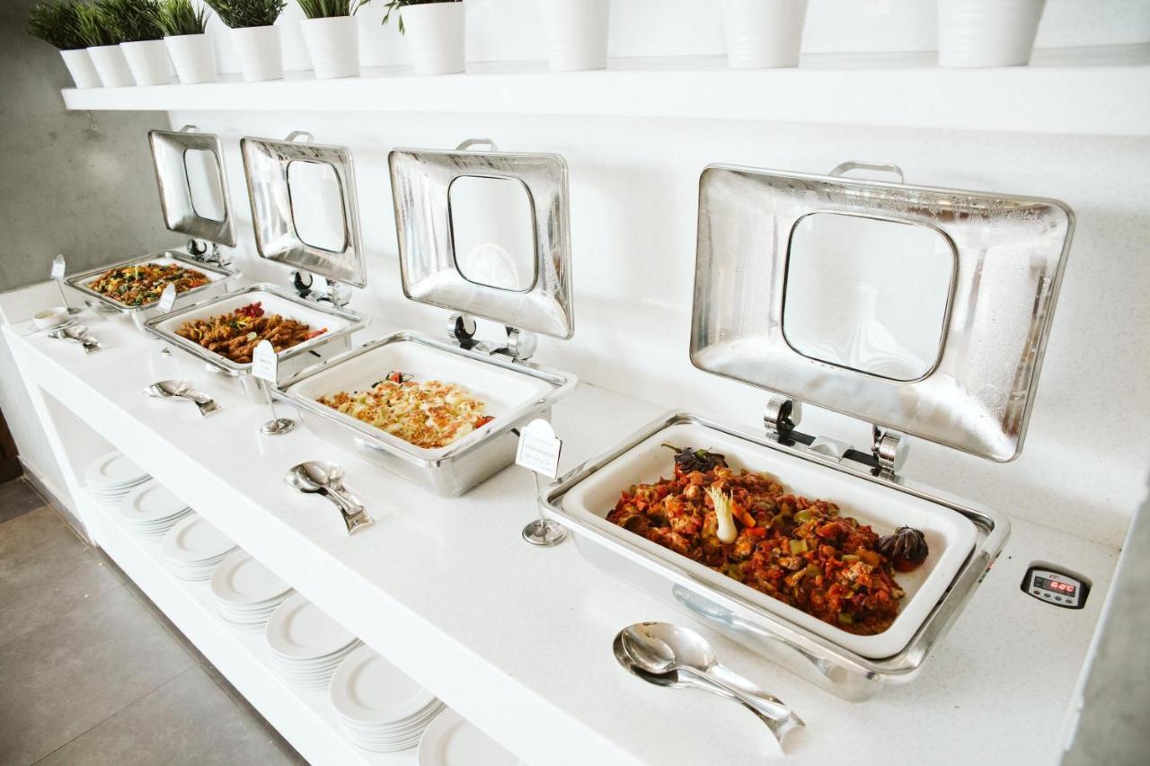 Pyramisa Suites Hotel Cairo Giza Ngoại thất bức ảnh Buffet at a luxury hotel