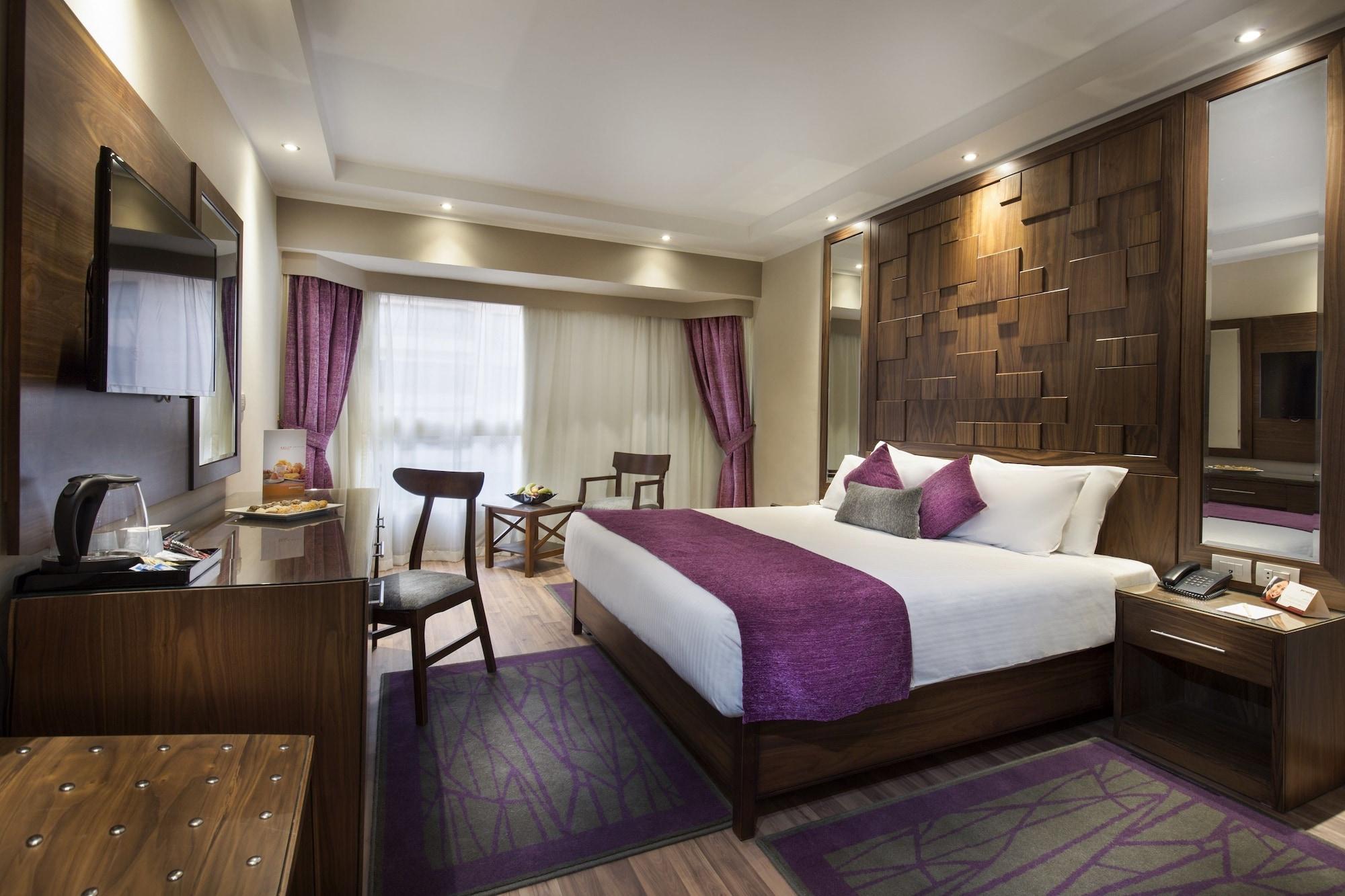 Pyramisa Suites Hotel Cairo Giza Ngoại thất bức ảnh A room at the hotel