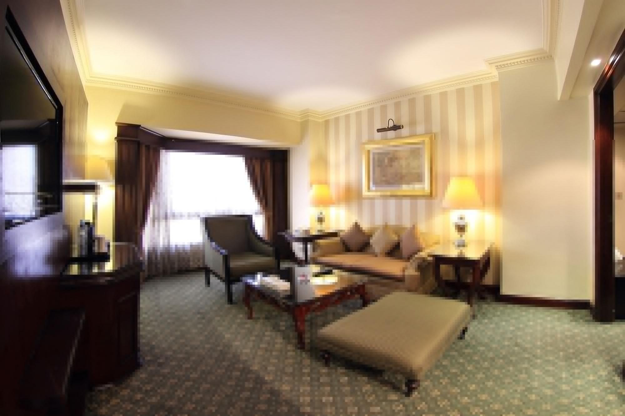 Pyramisa Suites Hotel Cairo Giza Ngoại thất bức ảnh A room at the hotel
