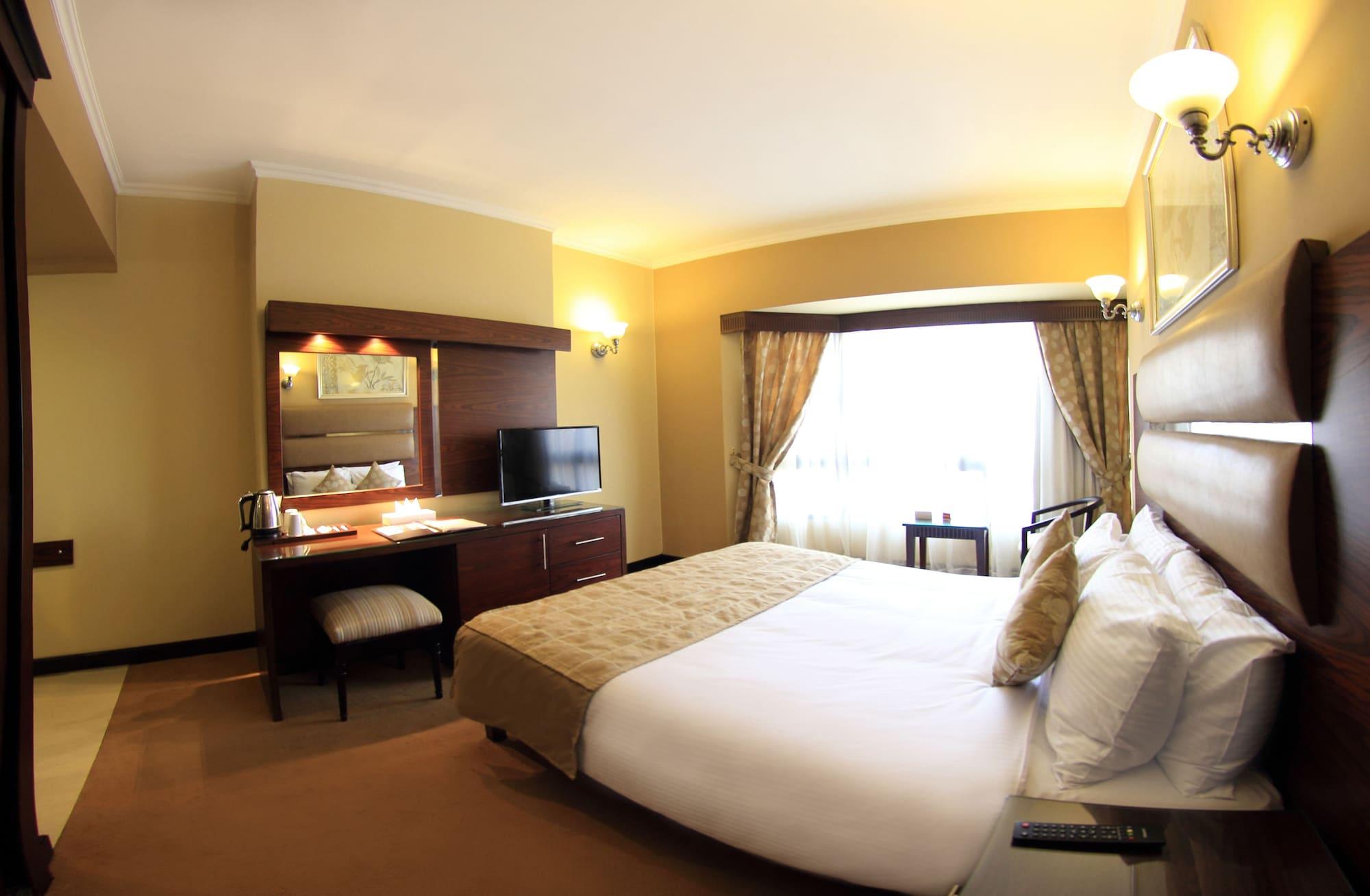 Pyramisa Suites Hotel Cairo Giza Ngoại thất bức ảnh A room at the hotel