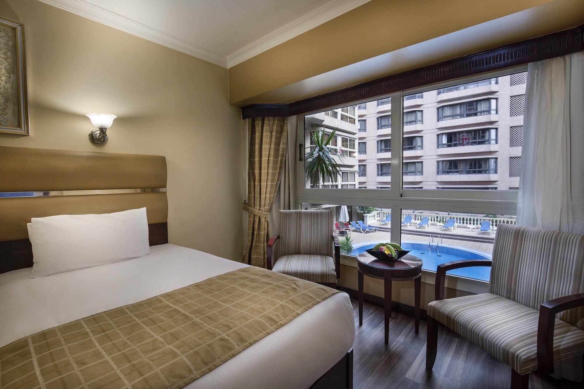 Pyramisa Suites Hotel Cairo Giza Ngoại thất bức ảnh A room at the hotel