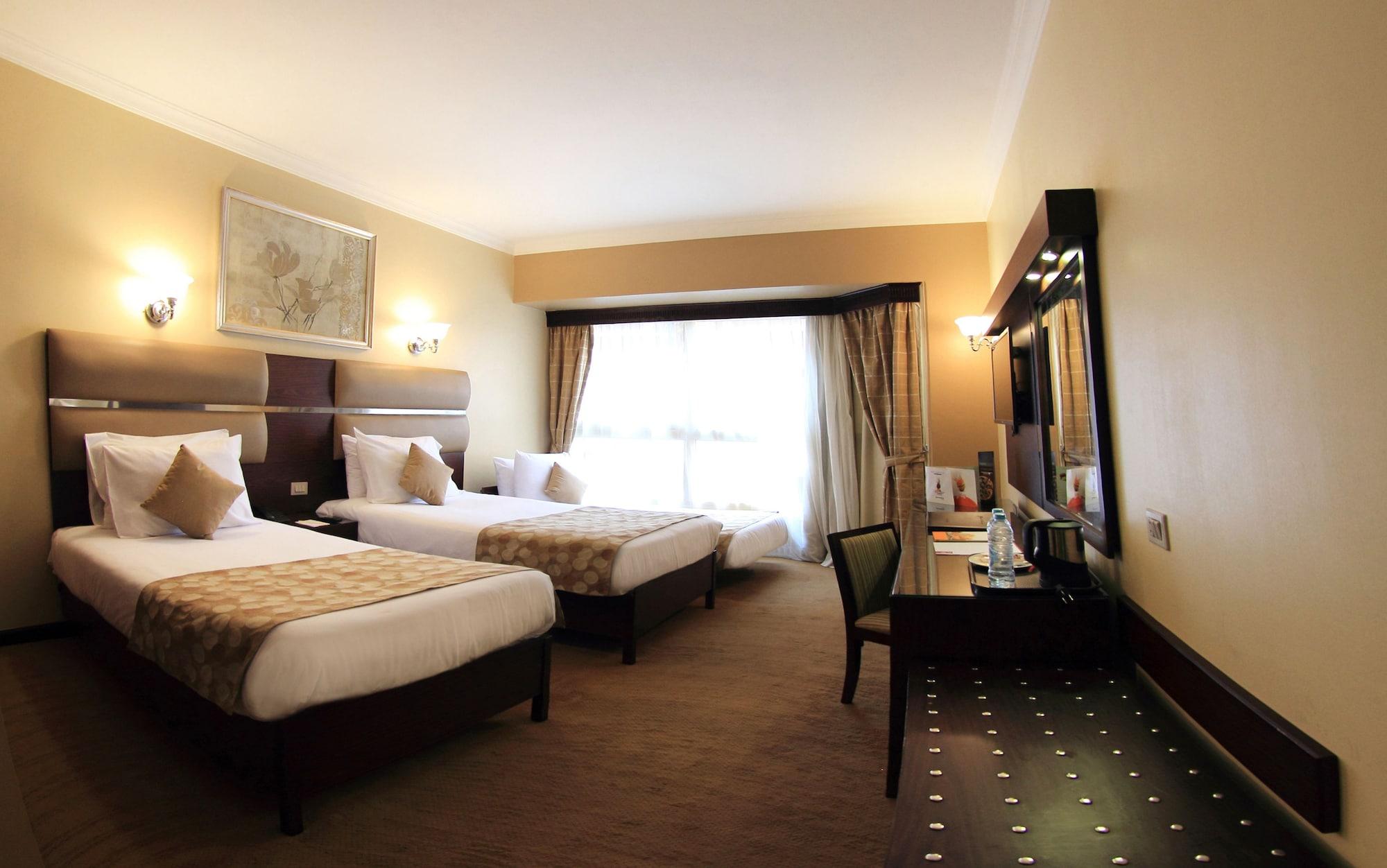 Pyramisa Suites Hotel Cairo Giza Ngoại thất bức ảnh A room at the hotel