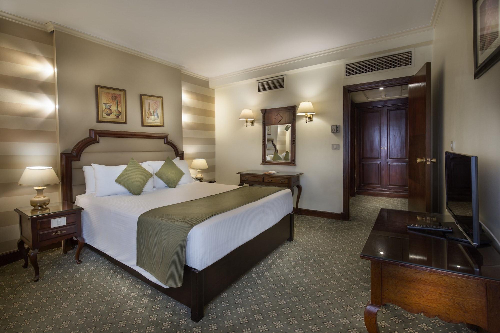 Pyramisa Suites Hotel Cairo Giza Ngoại thất bức ảnh A room at the hotel