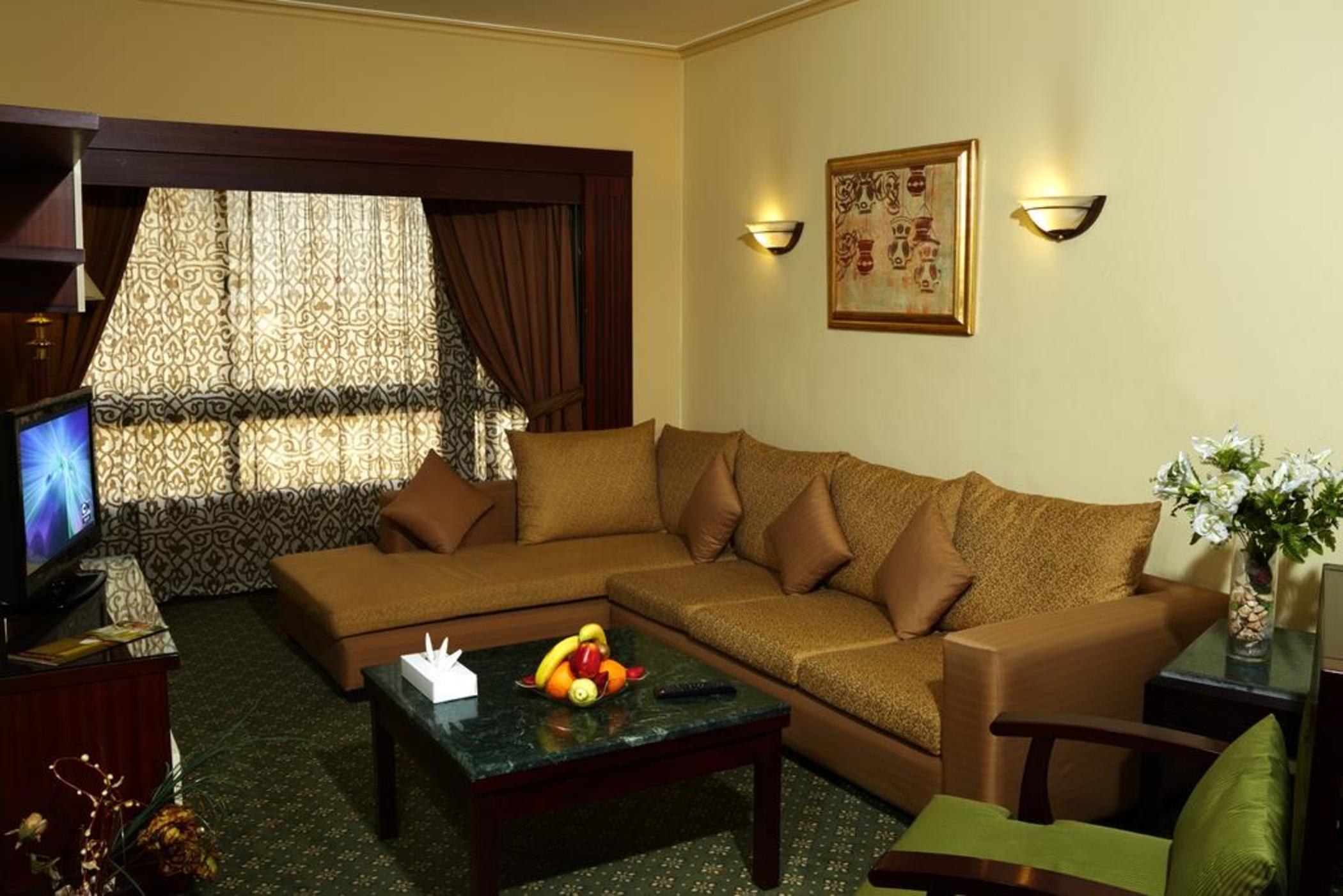 Pyramisa Suites Hotel Cairo Giza Ngoại thất bức ảnh A living room in a hotel