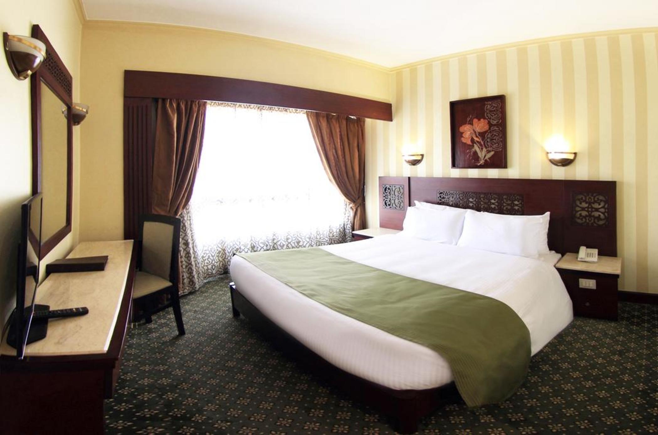 Pyramisa Suites Hotel Cairo Giza Ngoại thất bức ảnh A room at the hotel