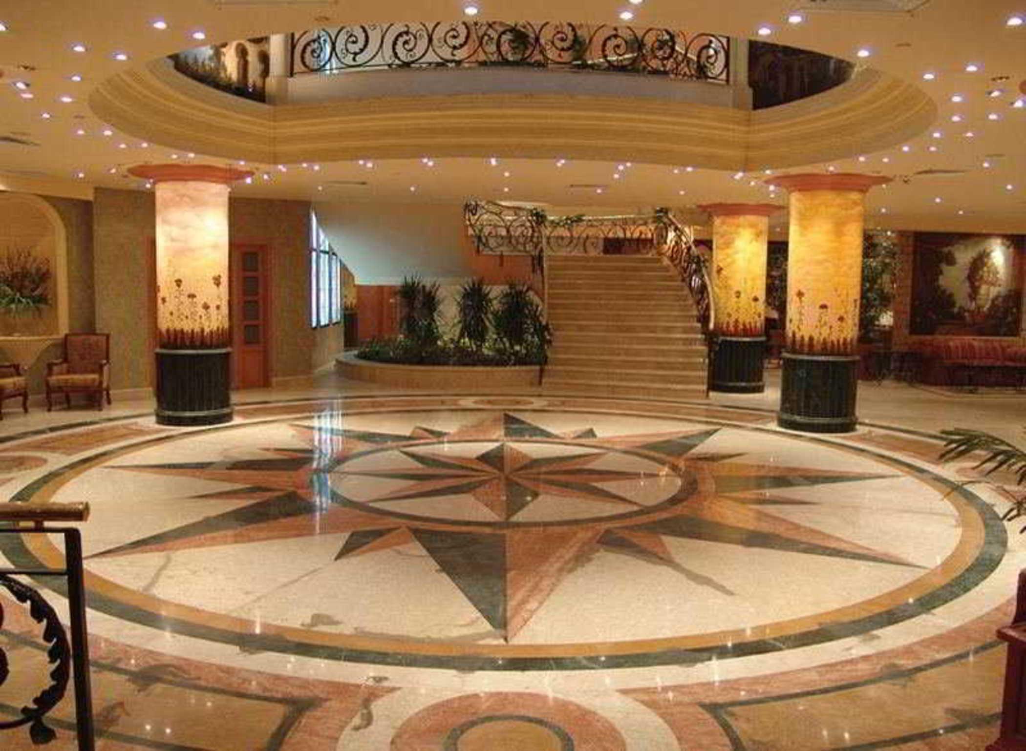 Pyramisa Suites Hotel Cairo Giza Nội địa bức ảnh A marble floor