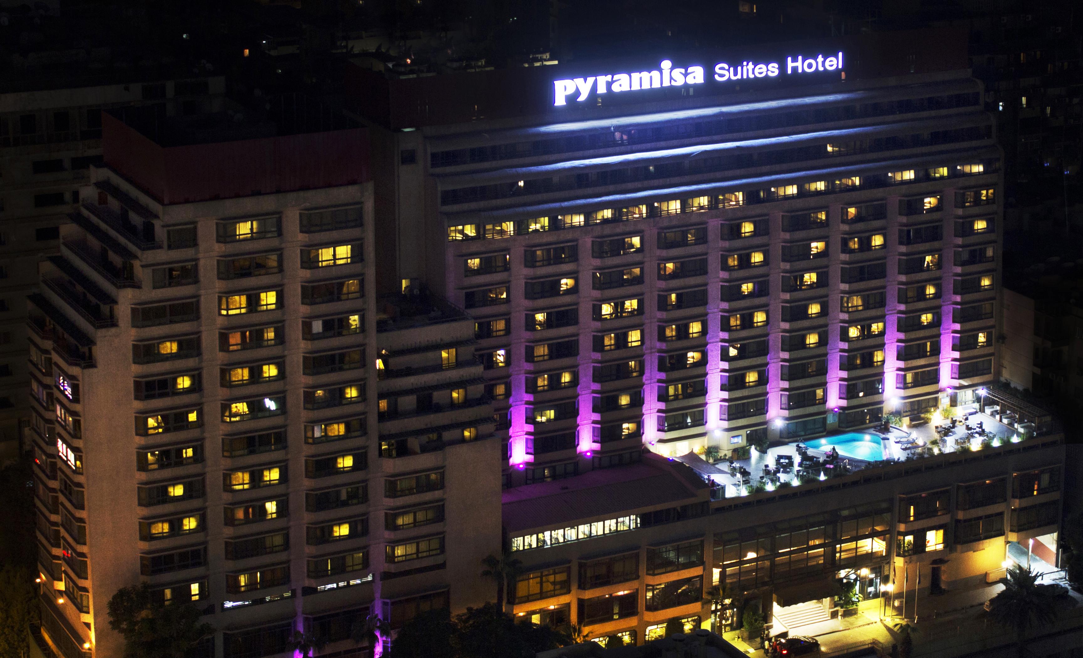 Pyramisa Suites Hotel Cairo Giza Ngoại thất bức ảnh The hotel at night