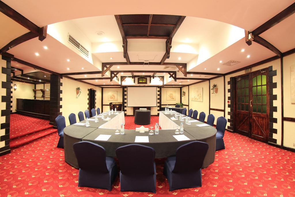 Pyramisa Suites Hotel Cairo Giza Ngoại thất bức ảnh The meeting room at the hotel