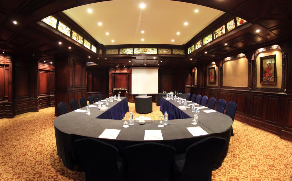 Pyramisa Suites Hotel Cairo Giza Ngoại thất bức ảnh The meeting room at the hotel