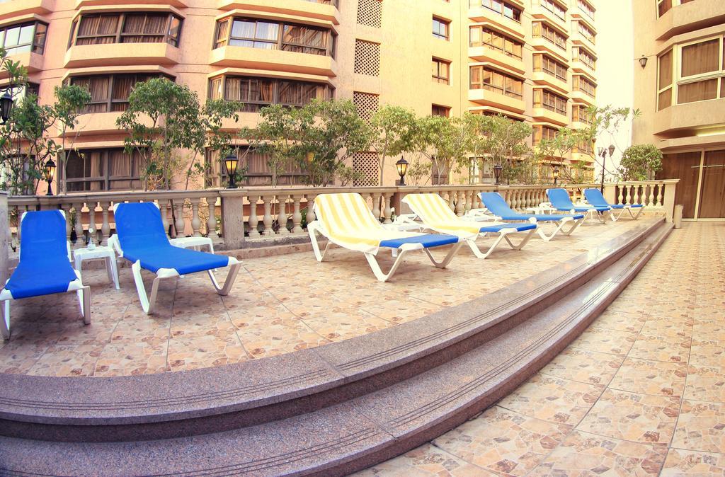 Pyramisa Suites Hotel Cairo Giza Ngoại thất bức ảnh A balcony of a modern apartment in Dubai