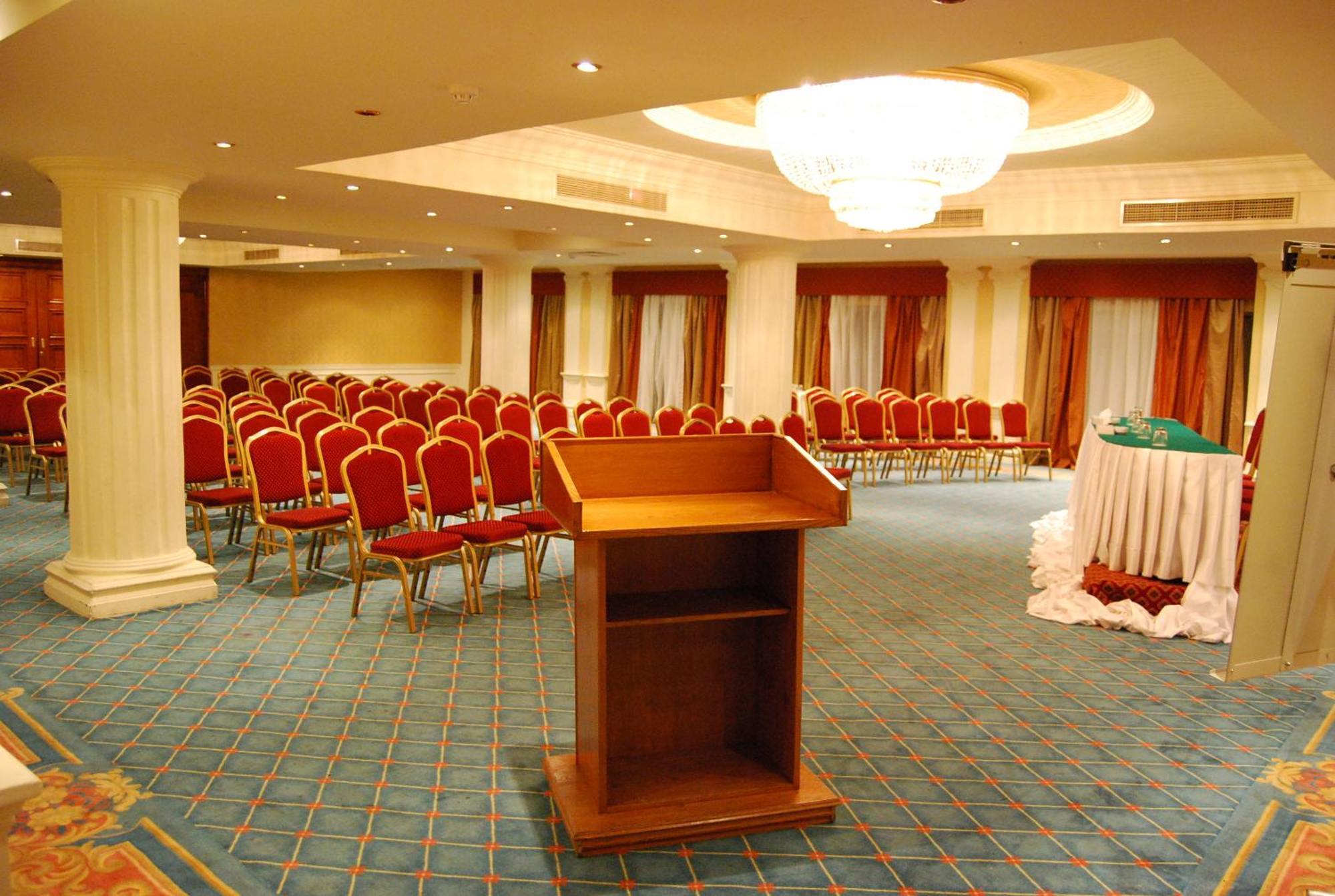 Pyramisa Suites Hotel Cairo Giza Ngoại thất bức ảnh The hotel's conference hall
