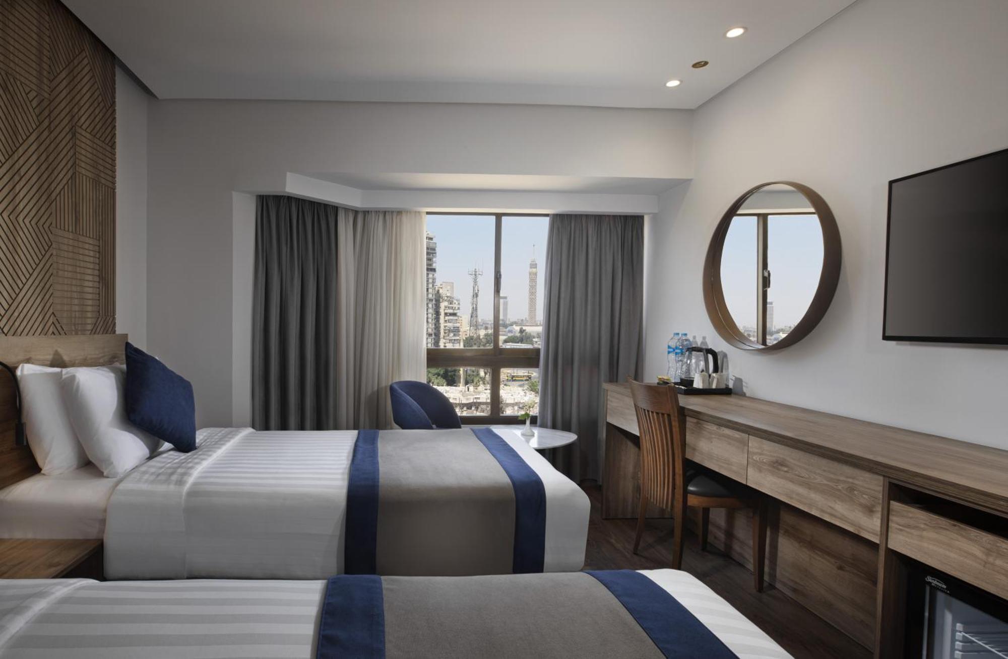 Pyramisa Suites Hotel Cairo Giza Ngoại thất bức ảnh A room at the hotel