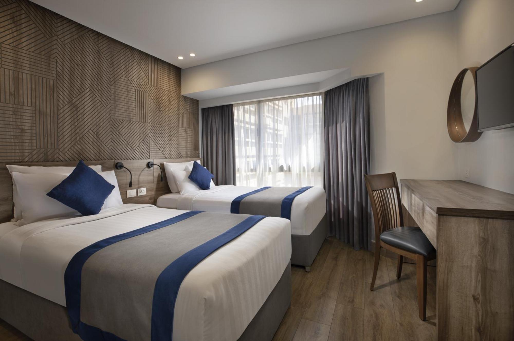 Pyramisa Suites Hotel Cairo Giza Ngoại thất bức ảnh A room at the hotel