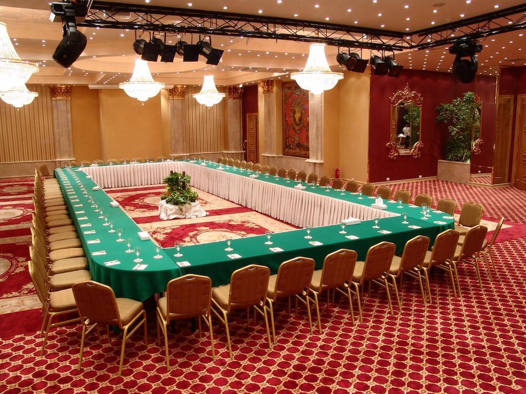 Pyramisa Suites Hotel Cairo Giza Ngoại thất bức ảnh A meeting room