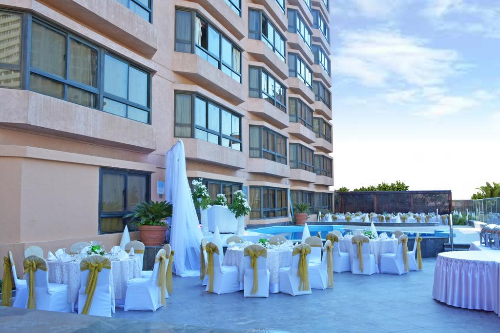 Pyramisa Suites Hotel Cairo Giza Ngoại thất bức ảnh The hotel's rooftop pool
